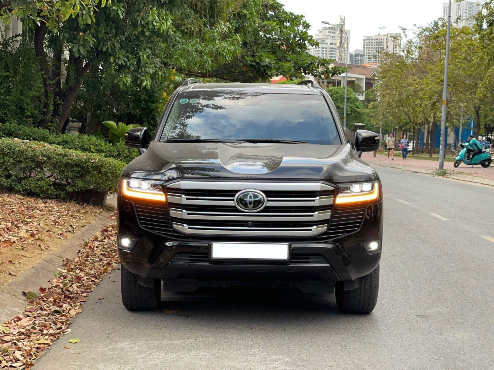 Giá Toyota Land Cruiser lăn bánh 34.000 km vẫn cao hơn 300 triệu so với giá niêm yết Giá Toyota Land Cruiser lăn bánh 34.000 km vẫn cao hơn 300 triệu so với giá niêm yết