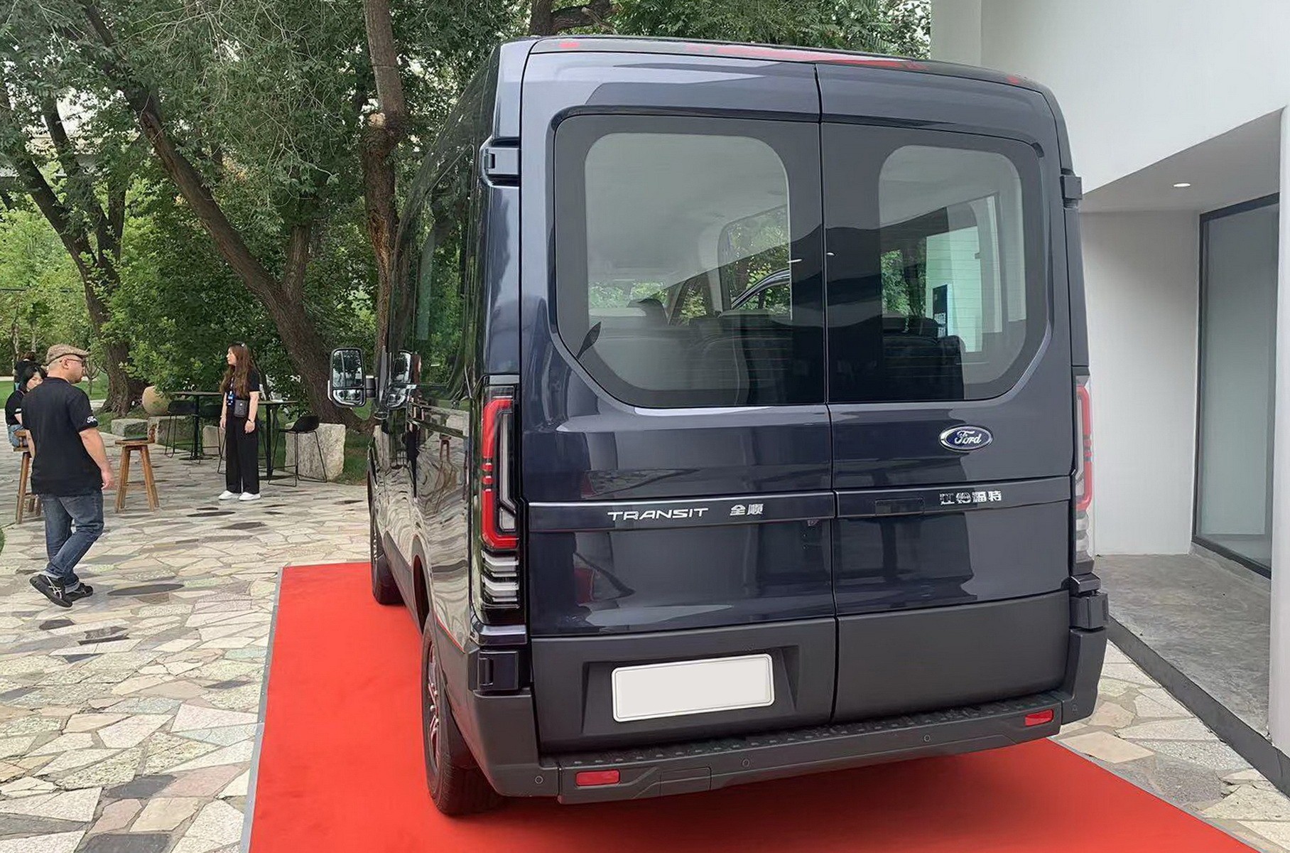 Cận cảnh Ford Transit 2024 về sắp được bán tại Việt Nam Cận cảnh Ford Transit 2024 về sắp được bán tại Việt Nam