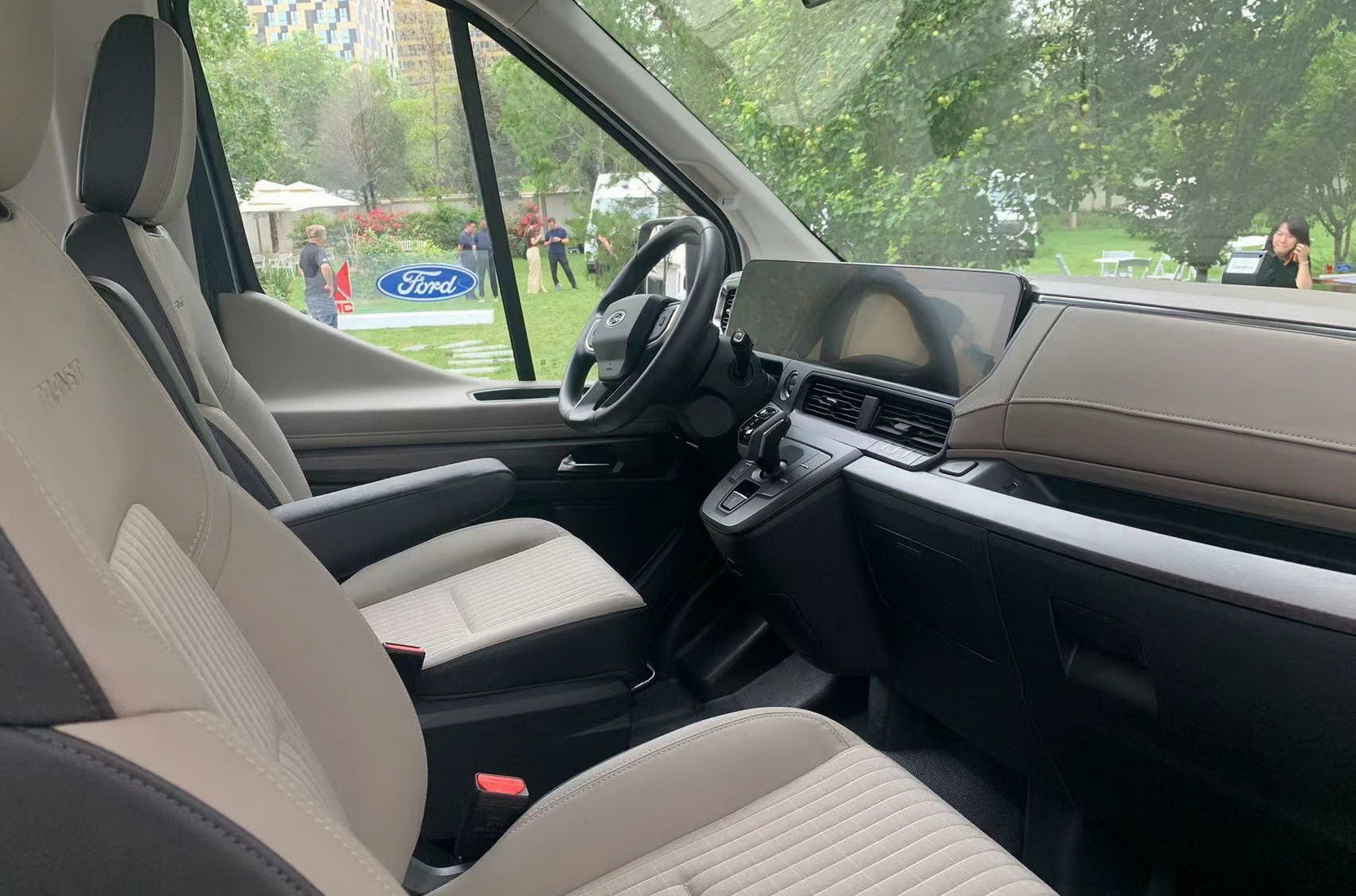 Cận cảnh Ford Transit 2024 về sắp được bán tại Việt Nam Cận cảnh Ford Transit 2024 về sắp được bán tại Việt Nam