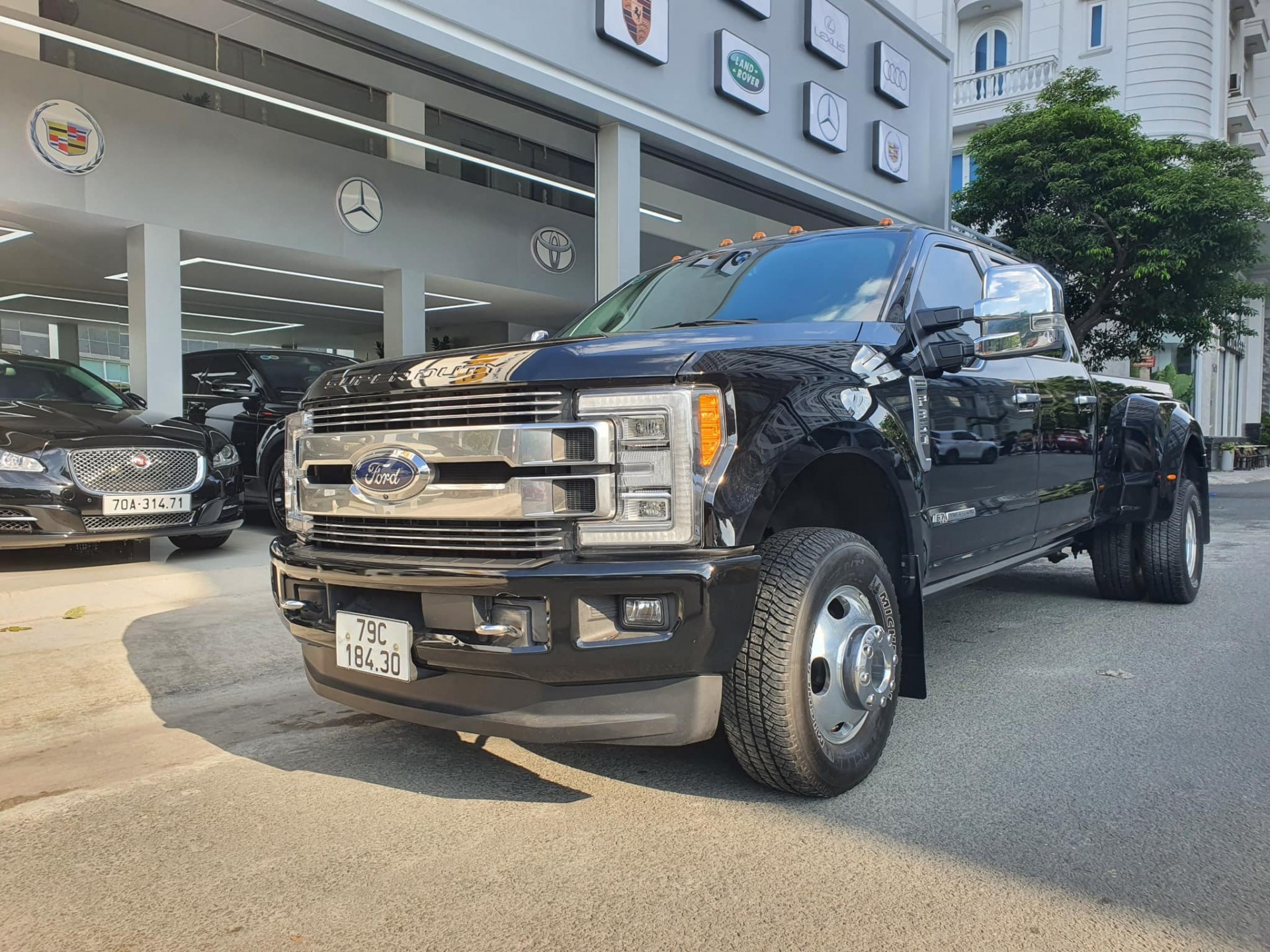 Ford F-350 độc nhất Việt Nam lên sàn xe cũ, giá rao bán gần 4,7 tỷ đồng
