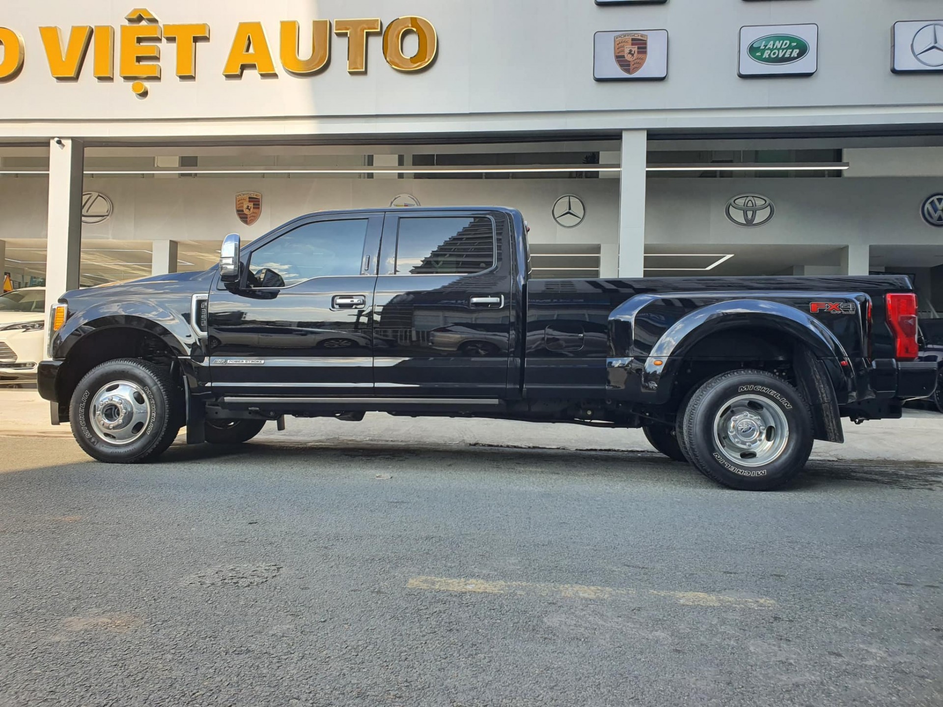 Ford F-350 độc nhất Việt Nam lên sàn xe cũ, giá rao bán gần 4,7 tỷ đồng