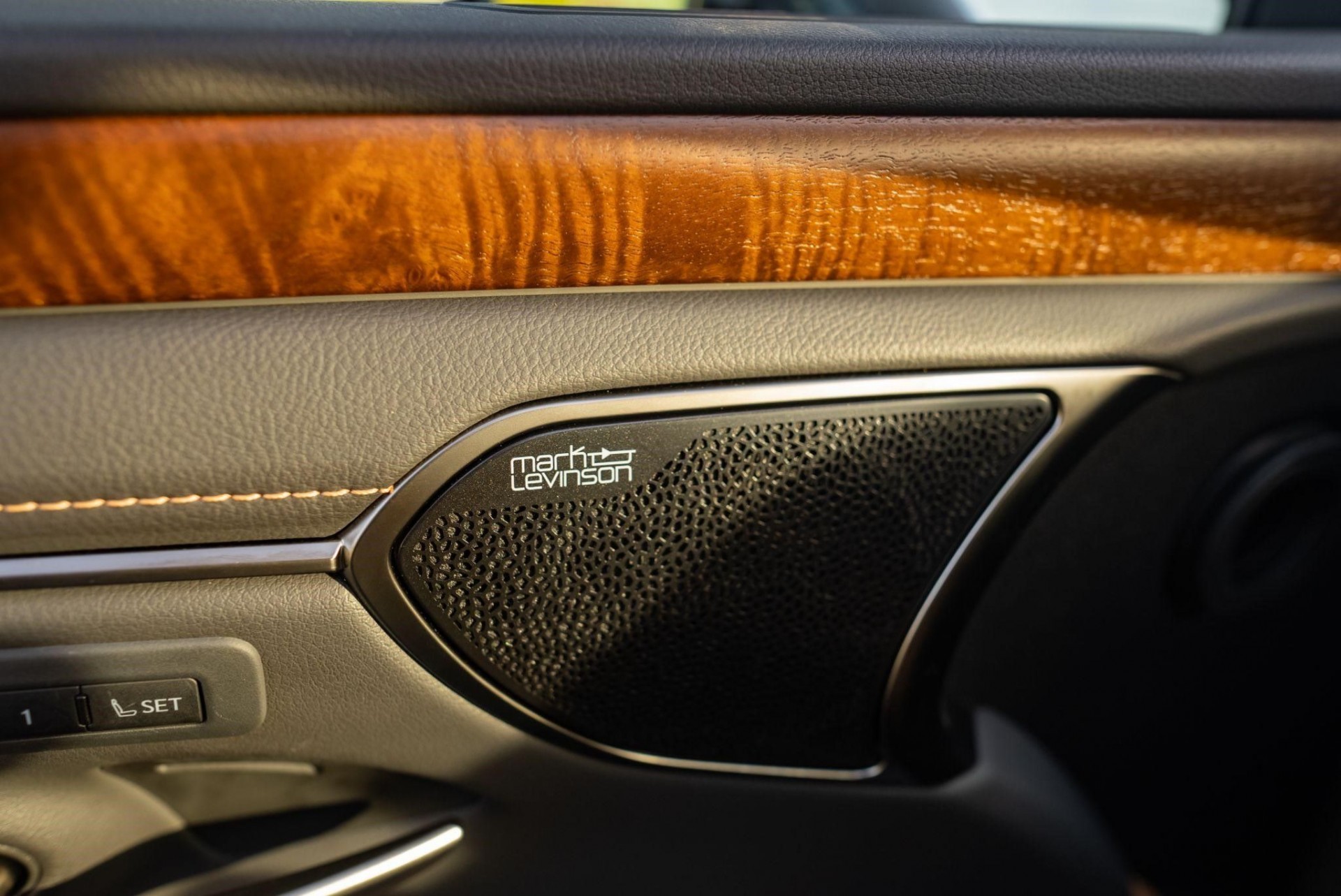 Lexus ES 300h – Sang trọng nhưng không phô trương Lexus ES 300h – Sang trọng nhưng không phô trương