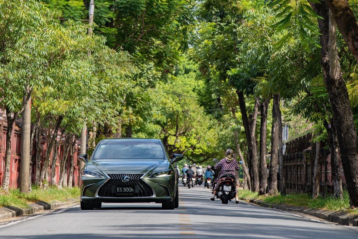 Lexus ES 300h – Sang trọng nhưng không phô trương Lexus ES 300h – Sang trọng nhưng không phô trương