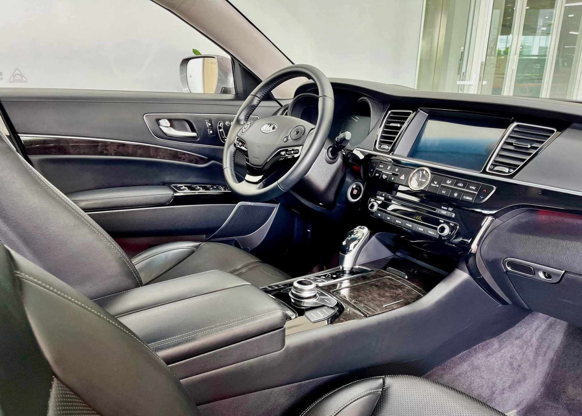 Kia Quoris mới 100% giảm giá gần 1,2 tỷ đồng vẫn khó bán Kia Quoris mới 100% giảm giá gần 1,2 tỷ đồng vẫn khó bán