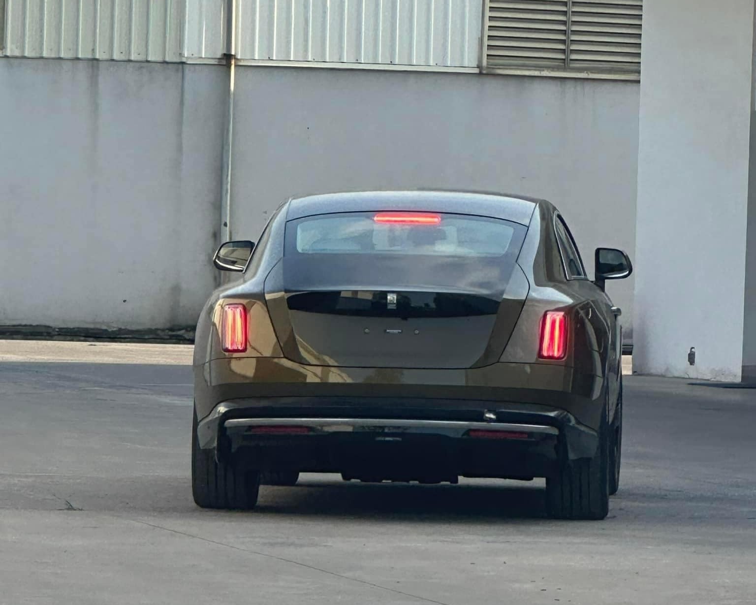 Rolls-Royce Spectre ra mắt Việt Nam vào ngày 12/1, khởi điểm gần 18 tỷ đồng Rolls-Royce Spectre ra mắt Việt Nam vào ngày 12/1, khởi điểm gần 18 tỷ đồng
