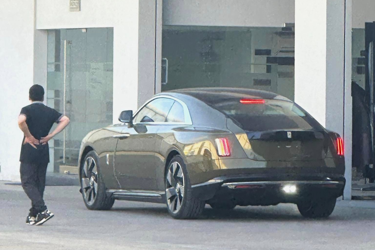 Rolls-Royce Spectre ra mắt Việt Nam vào ngày 12/1, khởi điểm gần 18 tỷ đồng Rolls-Royce Spectre ra mắt Việt Nam vào ngày 12/1, khởi điểm gần 18 tỷ đồng