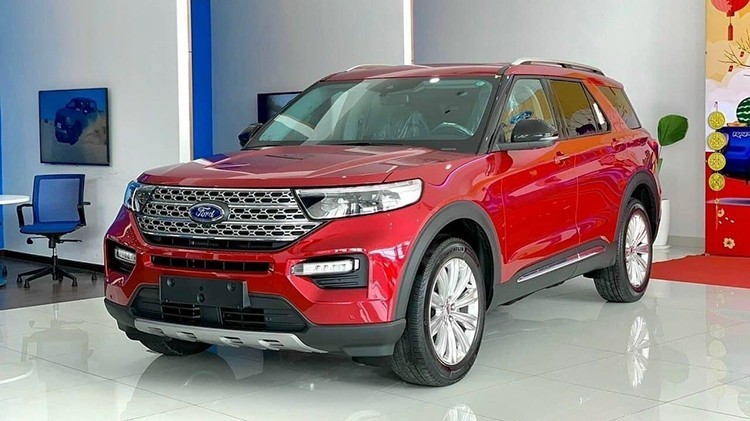 Ford Explorer giảm giá sốc lên tới 440 triệu đồng