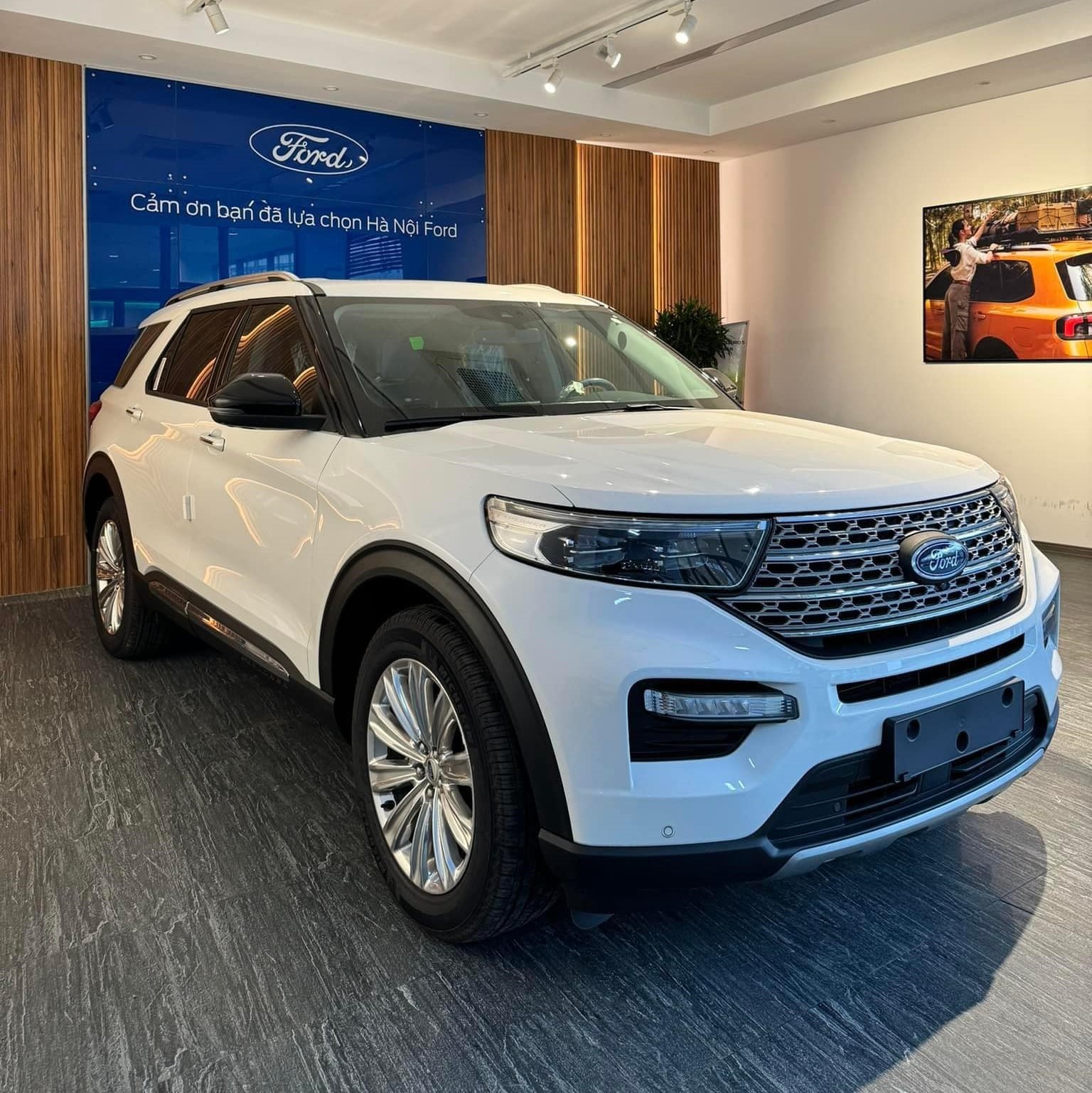 Ford Explorer giá sốc lên tới 440 triệu đồng Ford Explorer giá sốc lên tới 440 triệu đồng