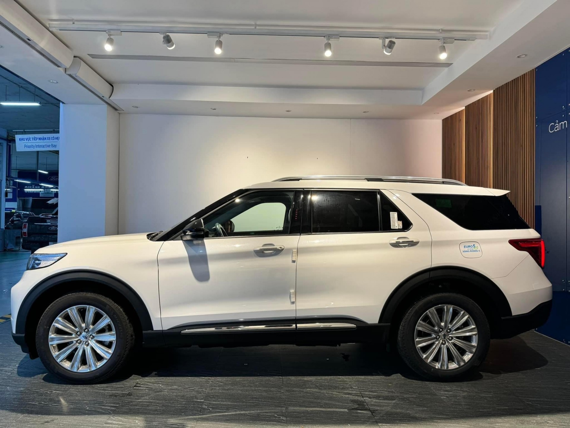 Ford Explorer giá sốc lên tới 440 triệu đồng Ford Explorer giá sốc lên tới 440 triệu đồng