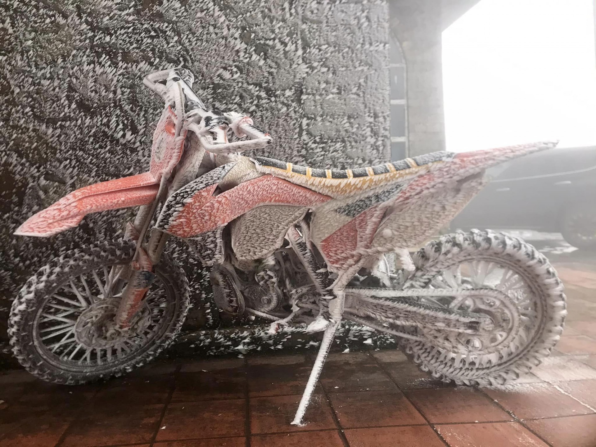 Xe mô tô KTM đóng băng thành hoa trong cái lạnh dưới 0 độ trên đỉnh Mẫu Sơn Xe mô tô KTM đóng băng thành hoa trong cái lạnh dưới 0 độ trên đỉnh Mẫu Sơn