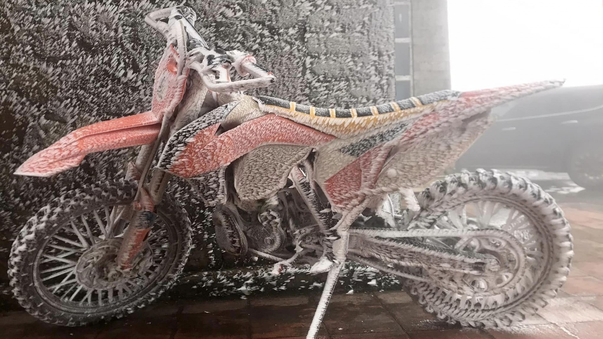 Xe mô tô KTM đóng băng thành hoa trong cái lạnh dưới 0 độ trên đỉnh Mẫu Sơn