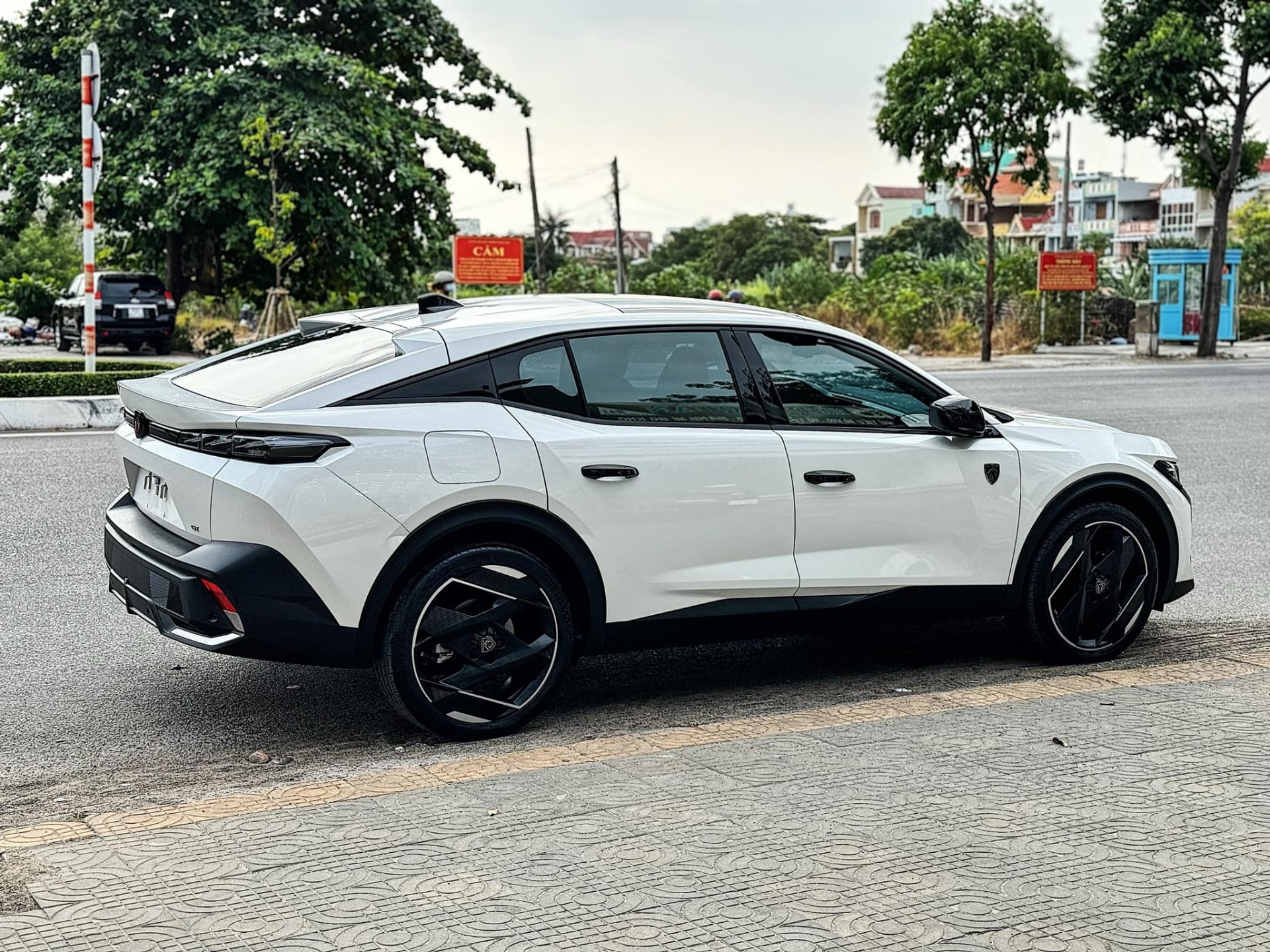Peugeot 408 GT vừa chạy 2.600 km lỗ ngay 300 triệu đồng