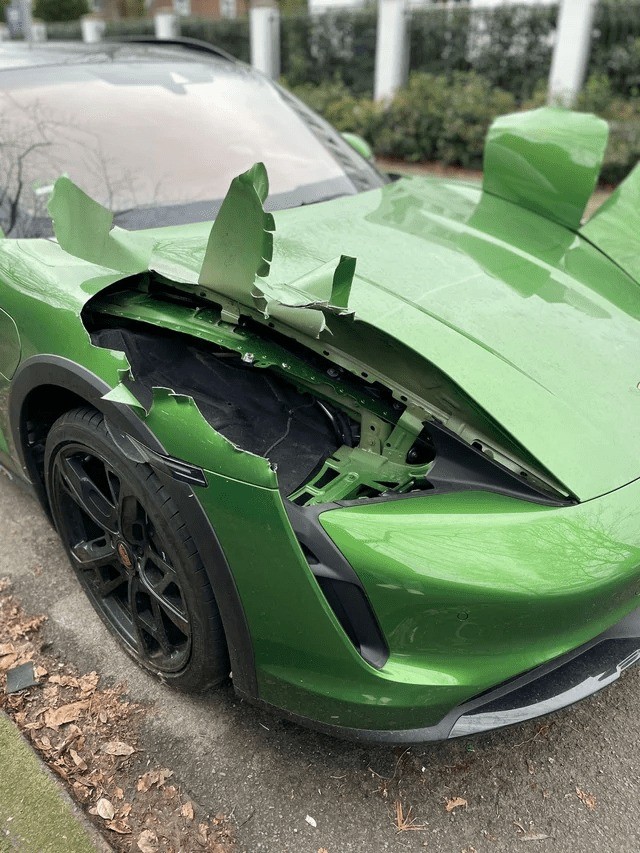Xe điện Porsche Taycan bị trộm đèn để trồng cần sa Porsche Taycan bị trộm