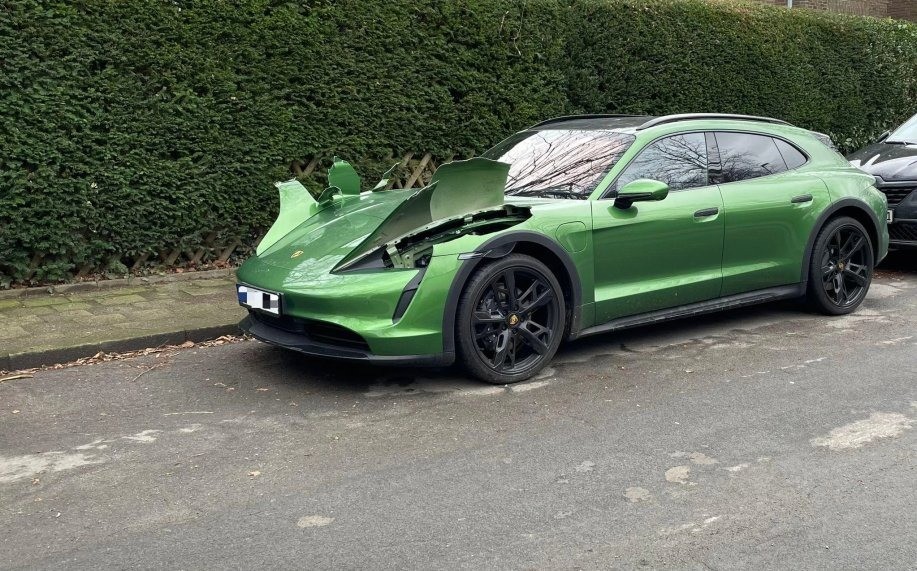 Xe điện Porsche Taycan bị trộm đèn để trồng cần sa Porsche Taycan bị trộm