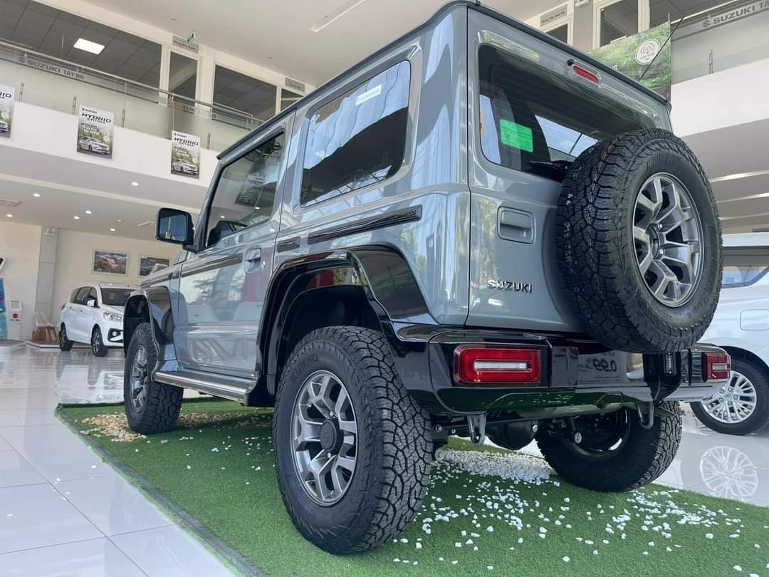 Chi tiết Suzuki Jimny 'hô biến' thành Mercedes-AMG G63 tại Việt Nam Chi tiết Suzuki Jimny 'hô biến' thành Mercedes-AMG G63 tại Việt Nam