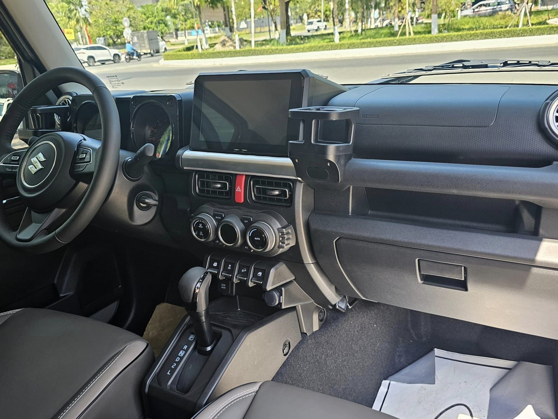 Hết tình trạng khách phải mua Suzuki Jimny Hết tình trạng khách phải mua Suzuki Jimny