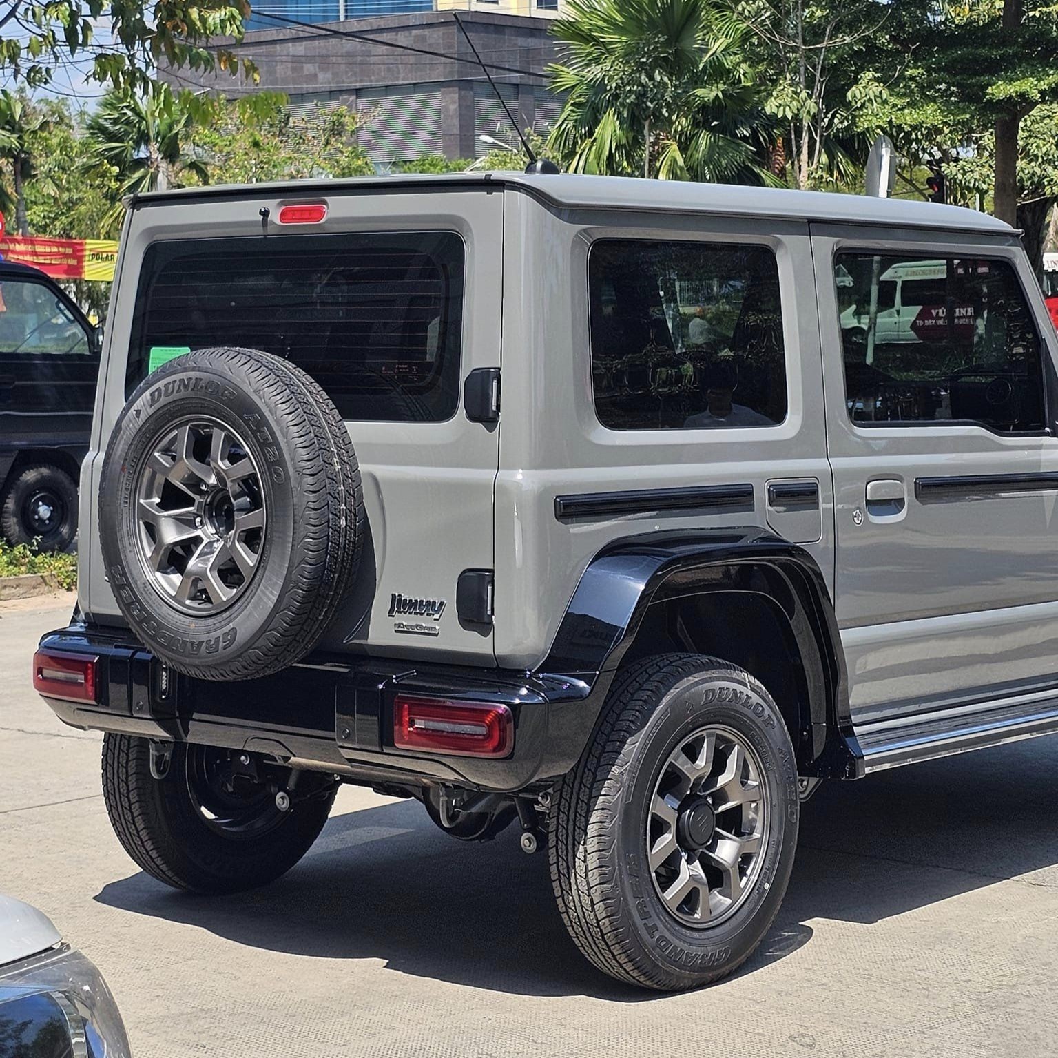 Chi tiết Suzuki Jimny 'hô biến' thành Mercedes-AMG G63 tại Việt Nam Chi tiết Suzuki Jimny 'hô biến' thành Mercedes-AMG G63 tại Việt Nam