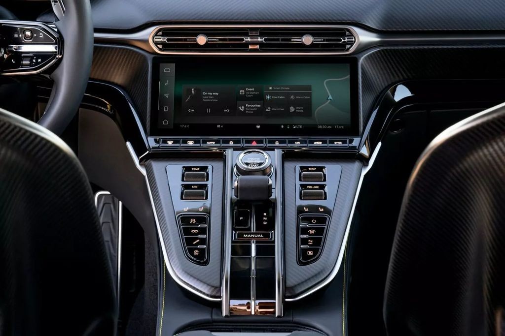 Aston Martin Vantage 2025: Chiếc xe thể thao tập trung vào người lái nhất từ trước đến nay
