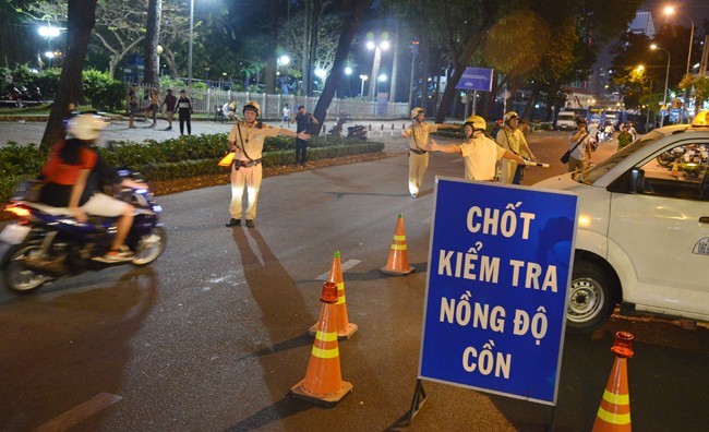 Các quy định về mức phạt vi phạm nồng độ cồn trong năm 2024 chốt kiểm tra vi phạm nồng độ cồn