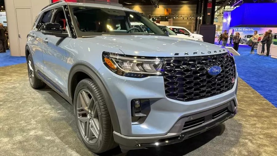 Cận cảnh Ford Explorer 2025 vừa ra mắt, có thêm tính năng lái bán tự động Cận cảnh Ford Explorer 2025 vừa ra mắt, có thêm tính năng lái bán tự động