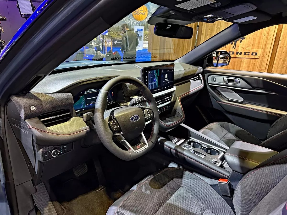 Cận cảnh Ford Explorer 2025 vừa ra mắt, có thêm tính năng lái bán tự động Cận cảnh Ford Explorer 2025 vừa ra mắt, có thêm tính năng lái bán tự động