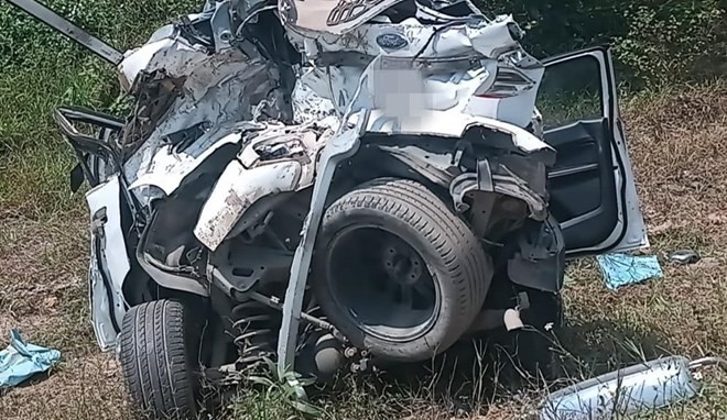 Vượt ẩu gây tai nạn trên cao tốc Cam Lộ - La Sơn, xe Ford Everest bị vò nát Vượt ẩu gây tai nạn trên cao tốc Cam Lộ - La Sơn, xe Ford Everest bị vò nát