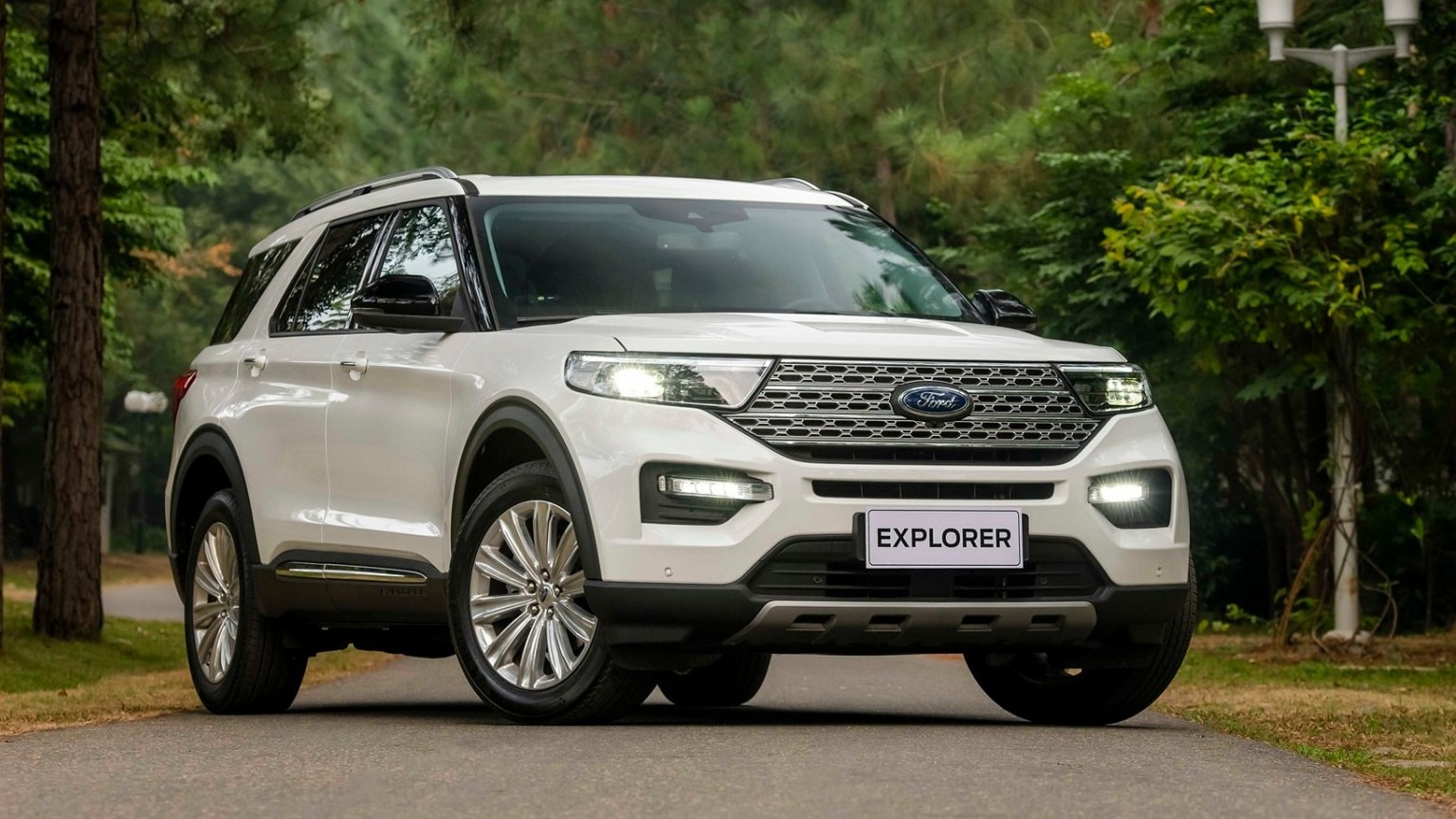 Ford Explorer tăng giá niêm yết 100 triệu đồng, giá lăn bánh tăng lên thành gần 2,4 tỷ đồng