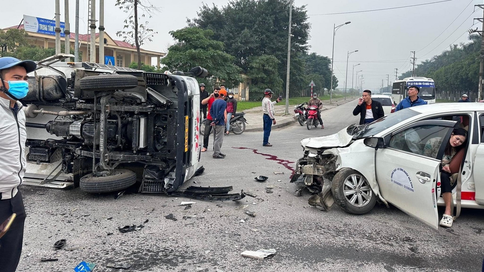 Xe tập lái va chạm xe tải, chi tiết dưới chân học viên gây tranh cãi