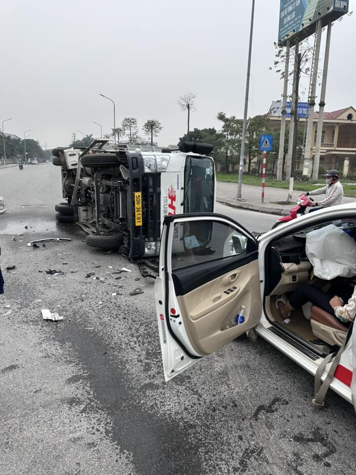 Xe tập lái va chạm xe tải, chi tiết dưới chân học viên gây tranh cãi Xe tập lái va chạm xe tải, chi tiết dưới chân học viên gây tranh cãi