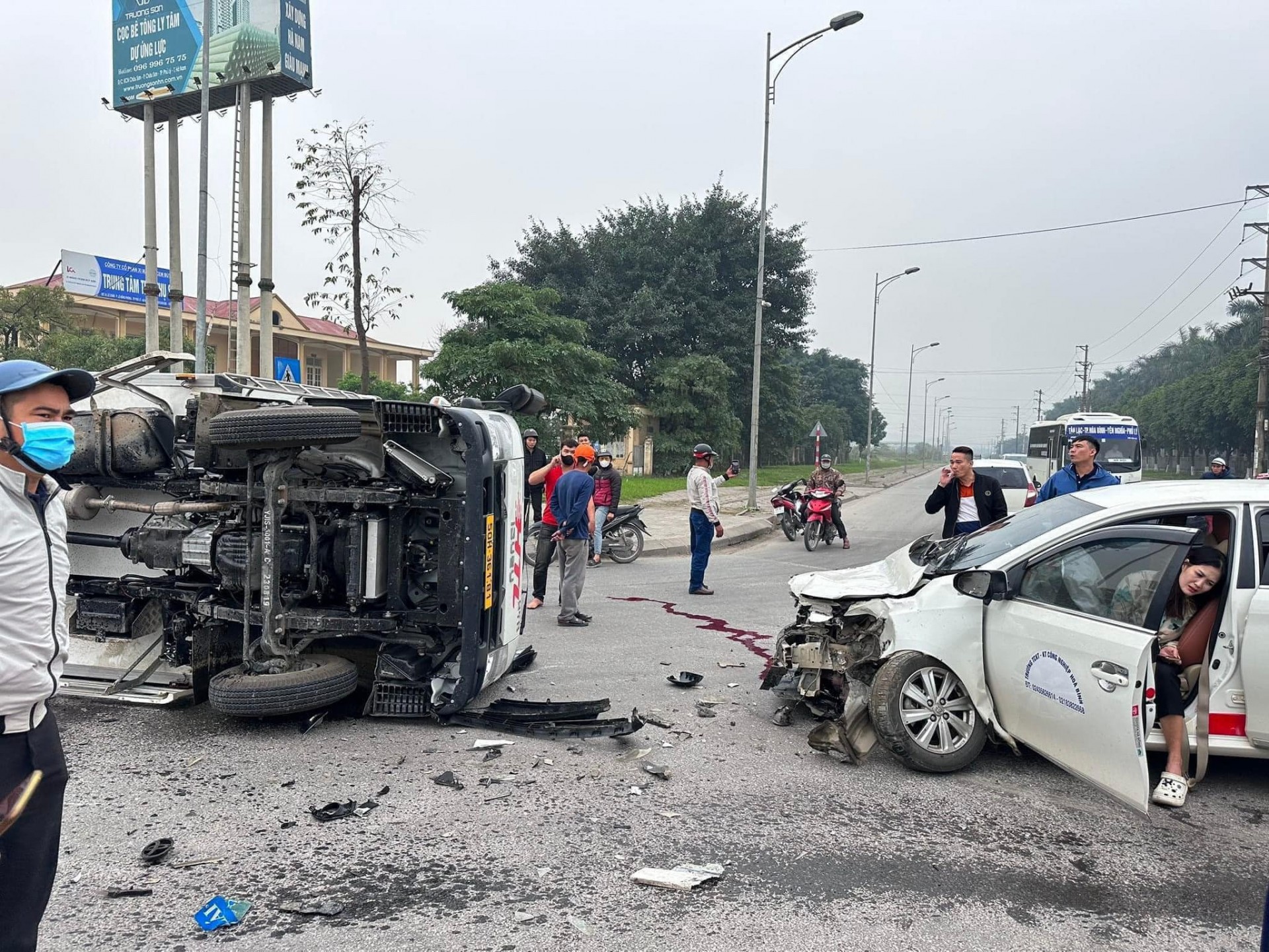 Xe tập lái va chạm xe tải, chi tiết dưới chân học viên gây tranh cãi Xe tập lái va chạm xe tải, chi tiết dưới chân học viên gây tranh cãi