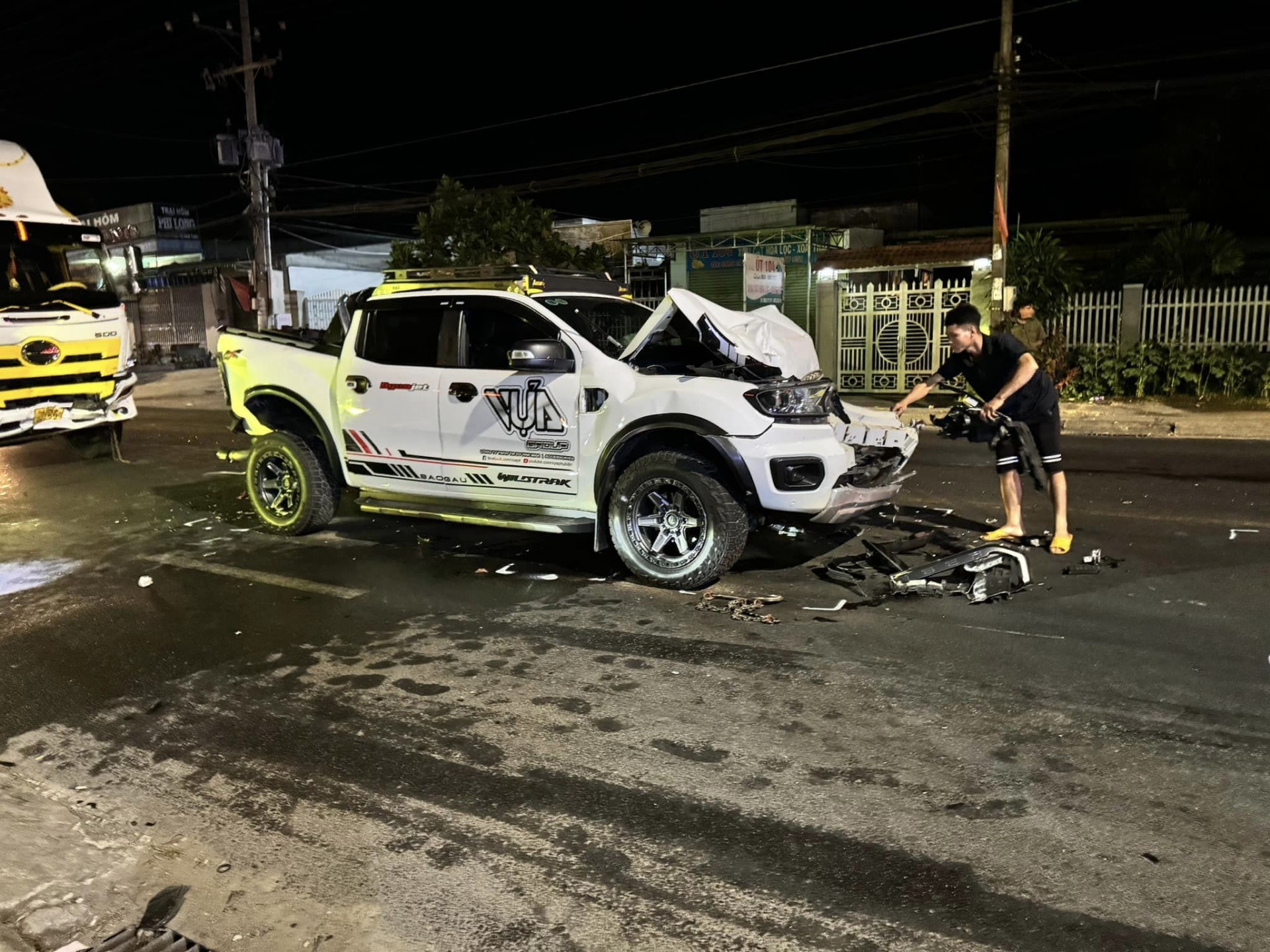 Tâm sự hai cha con thoát nạn khi chiếc Ford Ranger bị kẹp giữa hai xe tải Tâm sự hai cha con thoát nạn khi chiếc Ford Ranger bị kẹp giữa hai xe tải