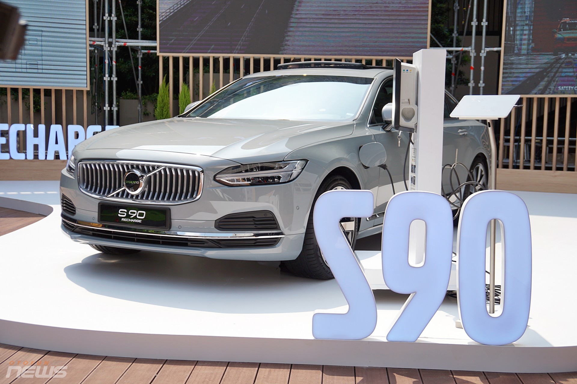 Volvo S90 Recharge ra mắt khách hàng Việt với giá 2,89 tỷ đồng Volvo S90 Recharge ra mắt khách hàng Việt với giá 2,89 tỷ đồng