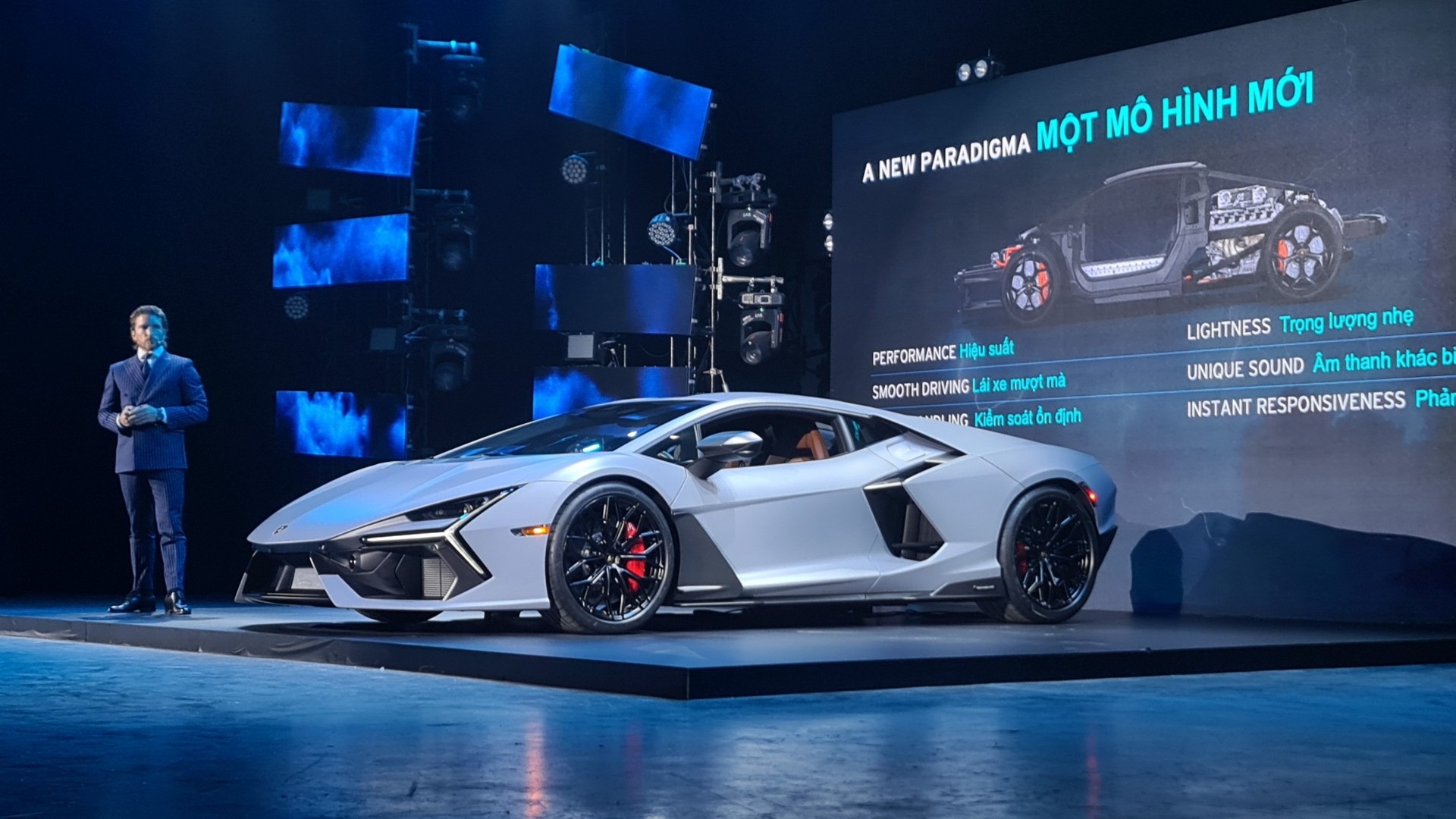 Siêu xe hybrid Lamborghini Revuelto động cơ V12 chào hàng khách Việt với giá 44 tỷ đồng