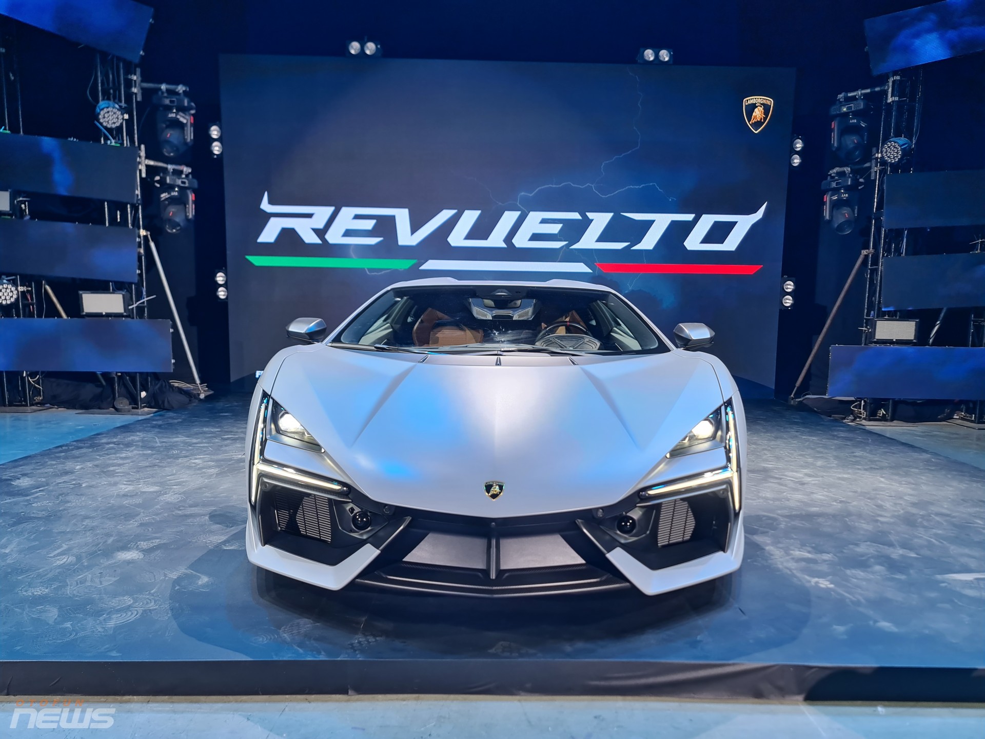 Siêu xe hybrid Lamborghini Revuelto động cơ V12 chào hàng khách Việt với giá 44 tỷ đồng
