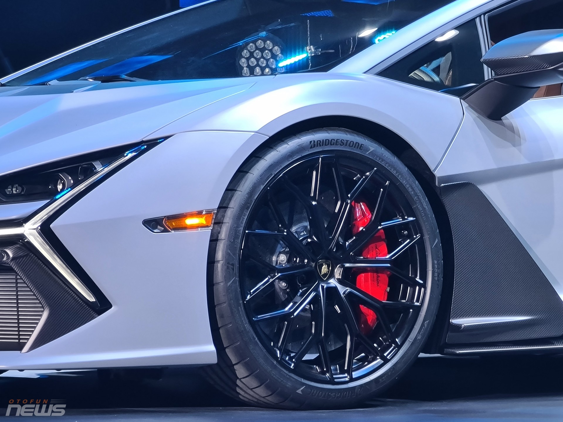 Siêu bò Lamborghini Revuelto được chào bán tại Việt Nam với giá 44 tỷ đồng Siêu bò Lamborghini Revuelto được chào bán tại Việt Nam với giá 44 tỷ đồng