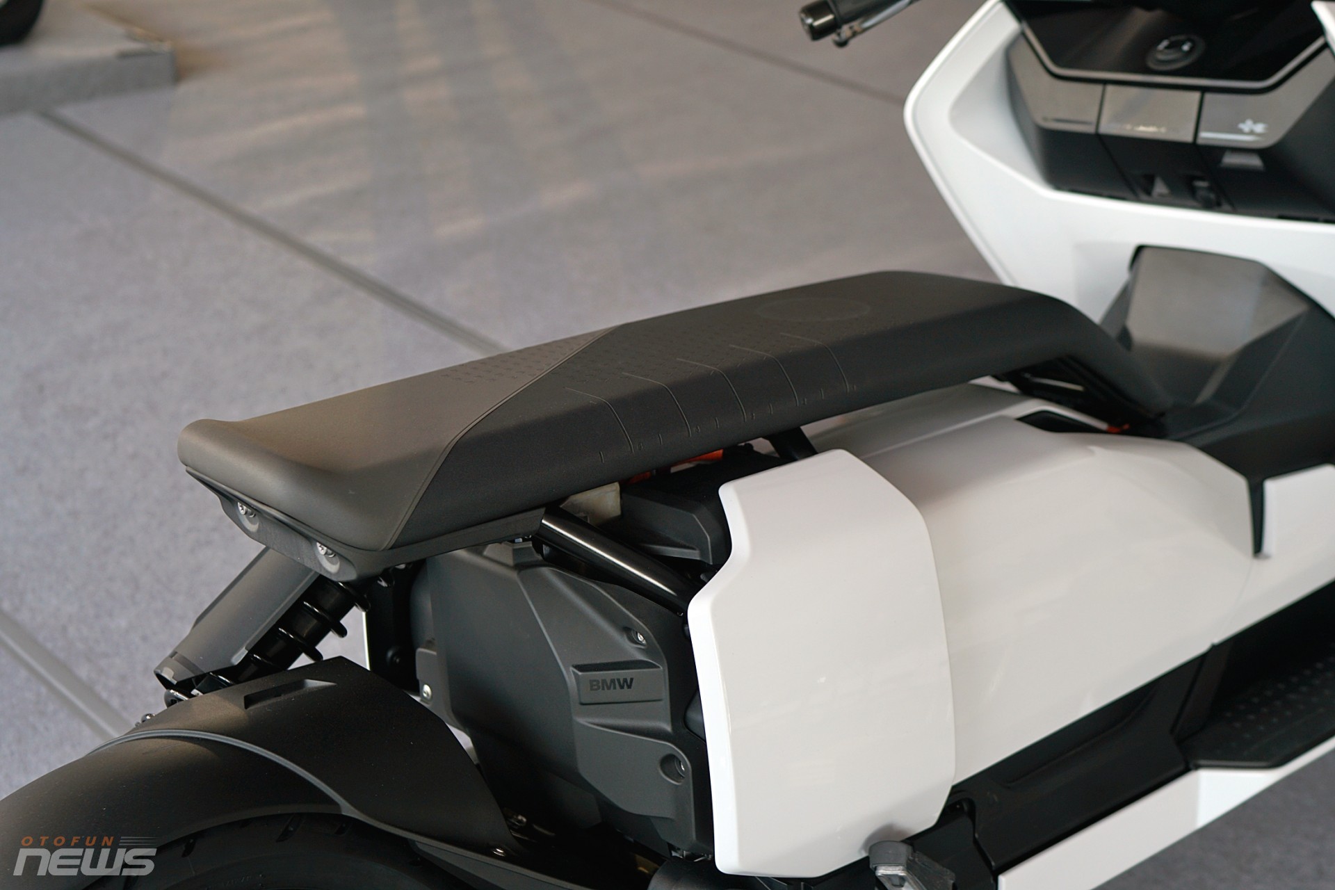 Xe máy điện BMW CE04 giá đắt hơn nửa tỷ đồng