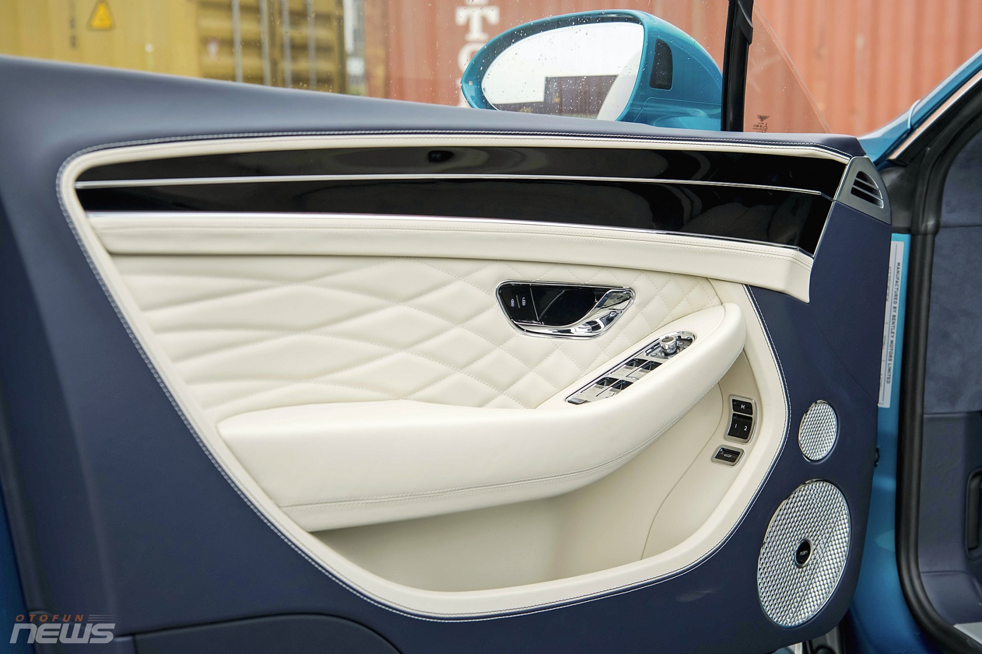 Bentley Continental GT Azure V8 đầu tiên có mặt tại Việt Nam