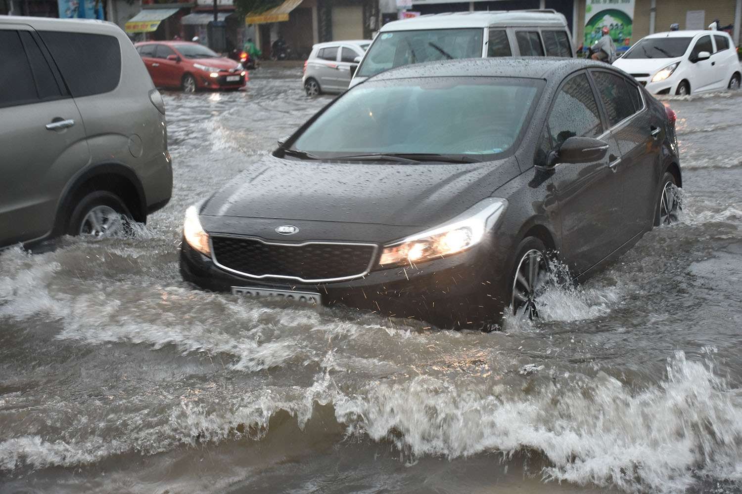 Kinh nghiệm lái xe ô tô khi trời mưa Kinh nghiệm lái xe ô tô khi trời mưa