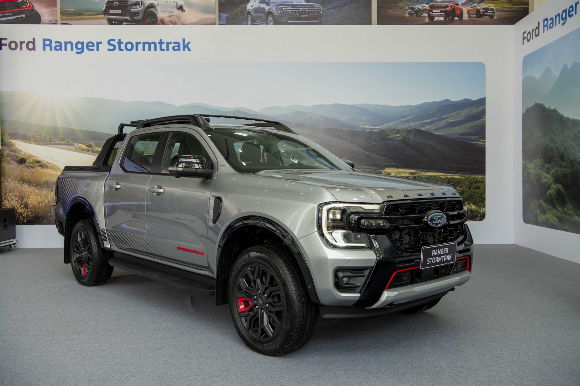 Ford Việt Nam công bố giá Ranger Stormtrak và Everest Platinum