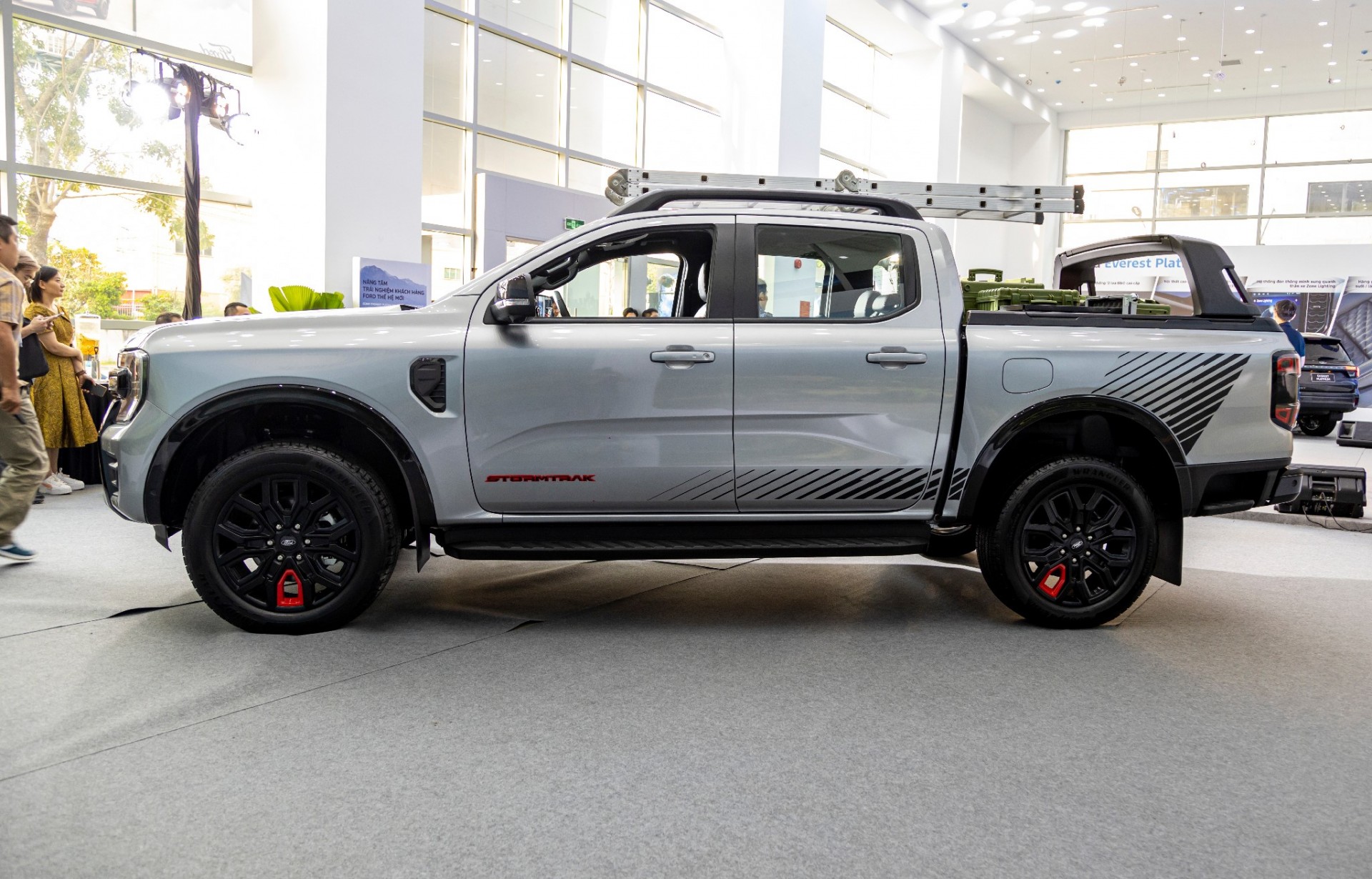 Soi chi tiết bộ đôi Ford Everest Platinum và Ranger Stormtrak vừa ra mắt Soi chi tiết bộ đôi Ford Everest Platinum và Ranger Stormtrak vừa ra mắt