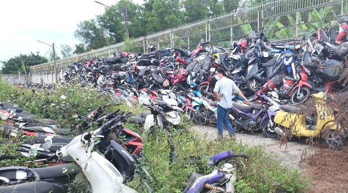 Xe máy chồng chất tại các bãi xe vi phạm, nguy cơ cháy nổ cao khi vào hè Xe máy chồng chất tại các bãi xe vi phạm, nguy cơ cháy nổ cao khi vào hè