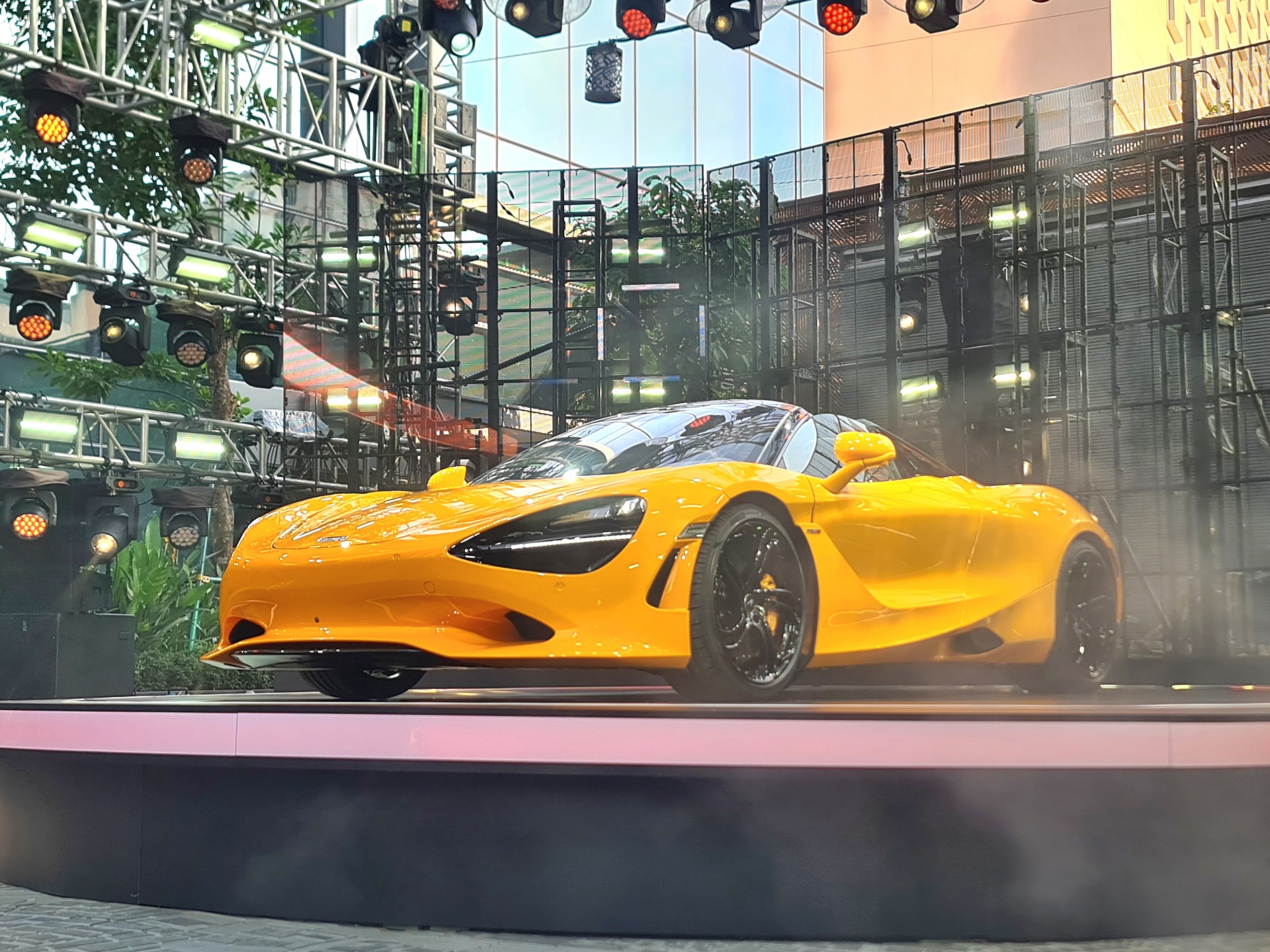 undefined Siêu xe McLaren 750S Spider ra mắt tại Việt Nam với giá bán khởi điểm từ 21,7 tỷ đồng