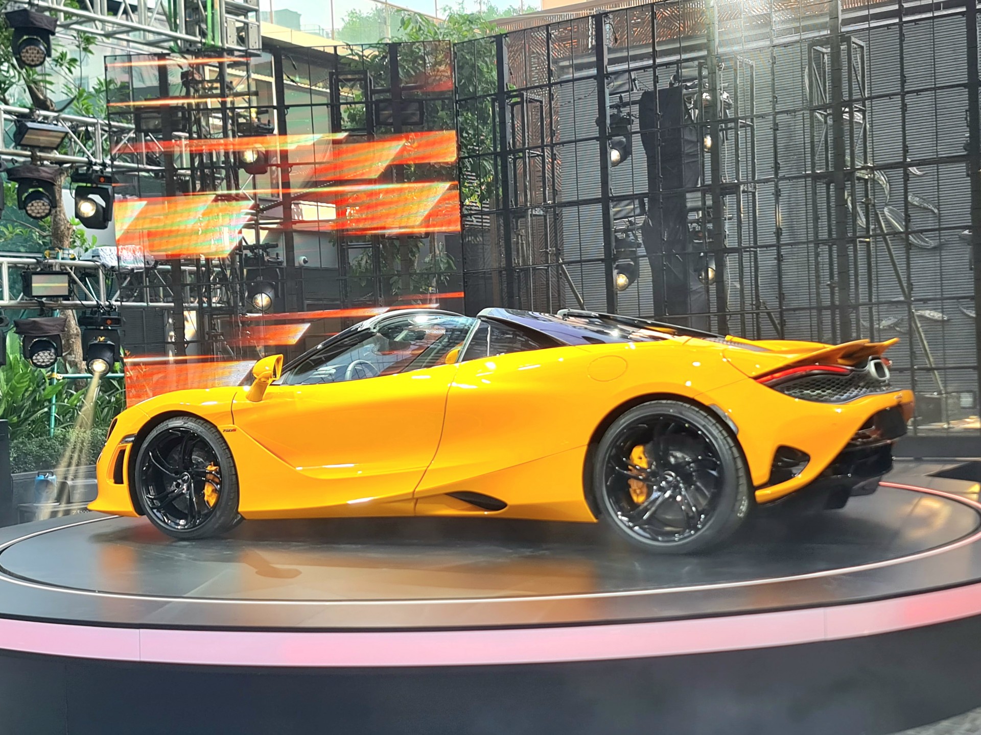 undefined Siêu xe McLaren 750S Spider ra mắt tại Việt Nam với giá bán khởi điểm từ 21,7 tỷ đồng