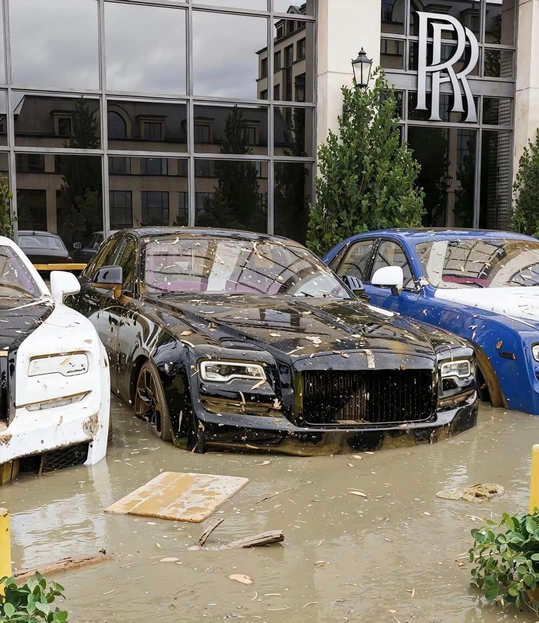 Xót ruột dàn siêu xe ngập bùn nước sau trận lũ lịch sử ở Dubai