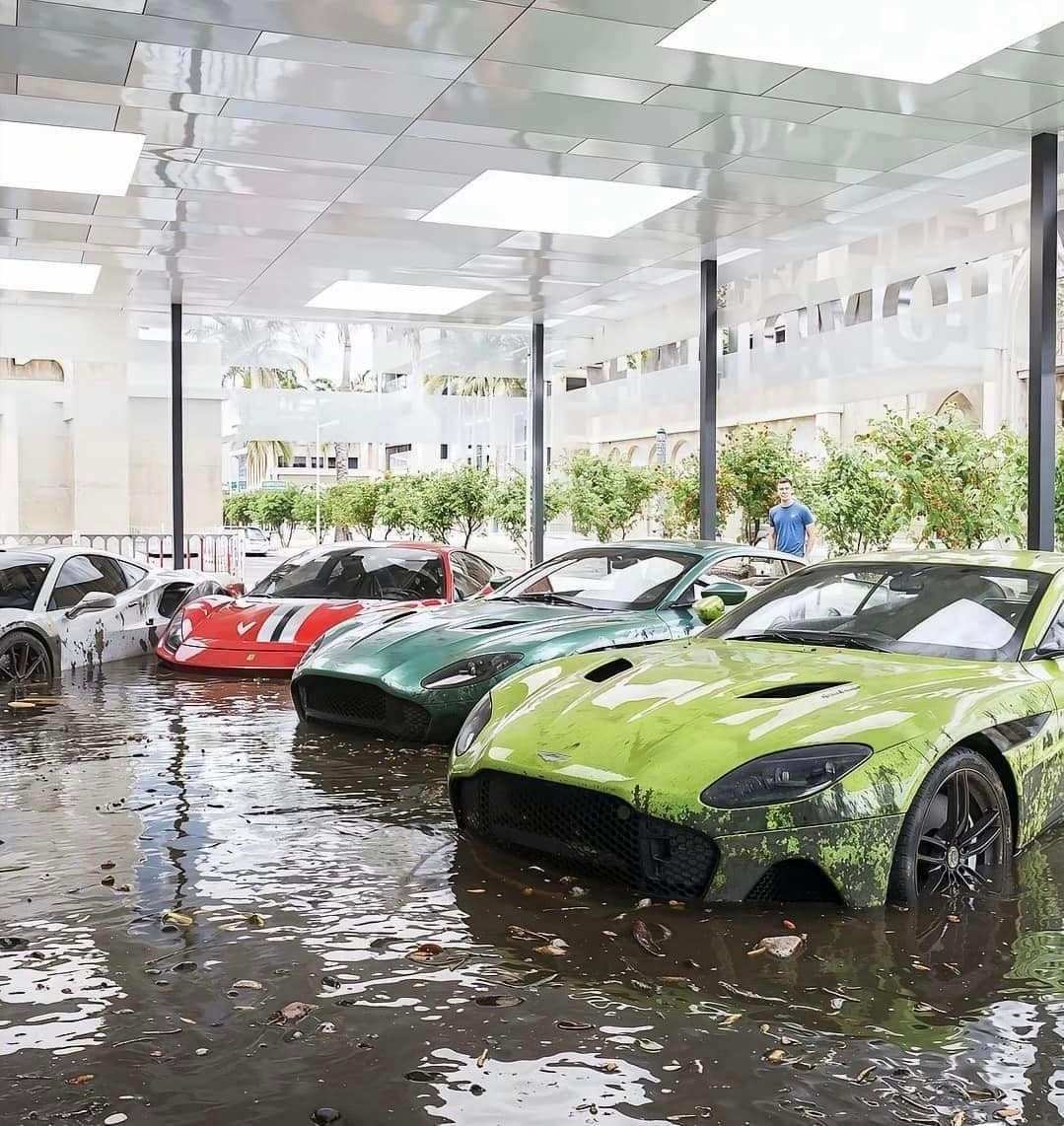 Xót ruột dàn siêu xe ngập bùn nước sau trận lũ lịch sử ở Dubai