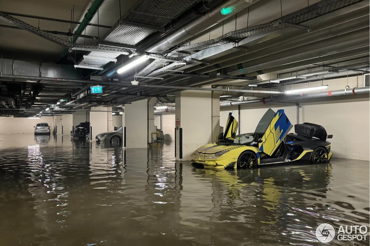 Nhiều xe sang ngập nước trong cơn lũ lịch sử ở Dubai, UAE