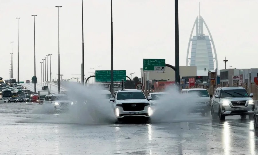 Nhiều xe sang ngập nước trong cơn lũ lịch sử ở Dubai, UAE