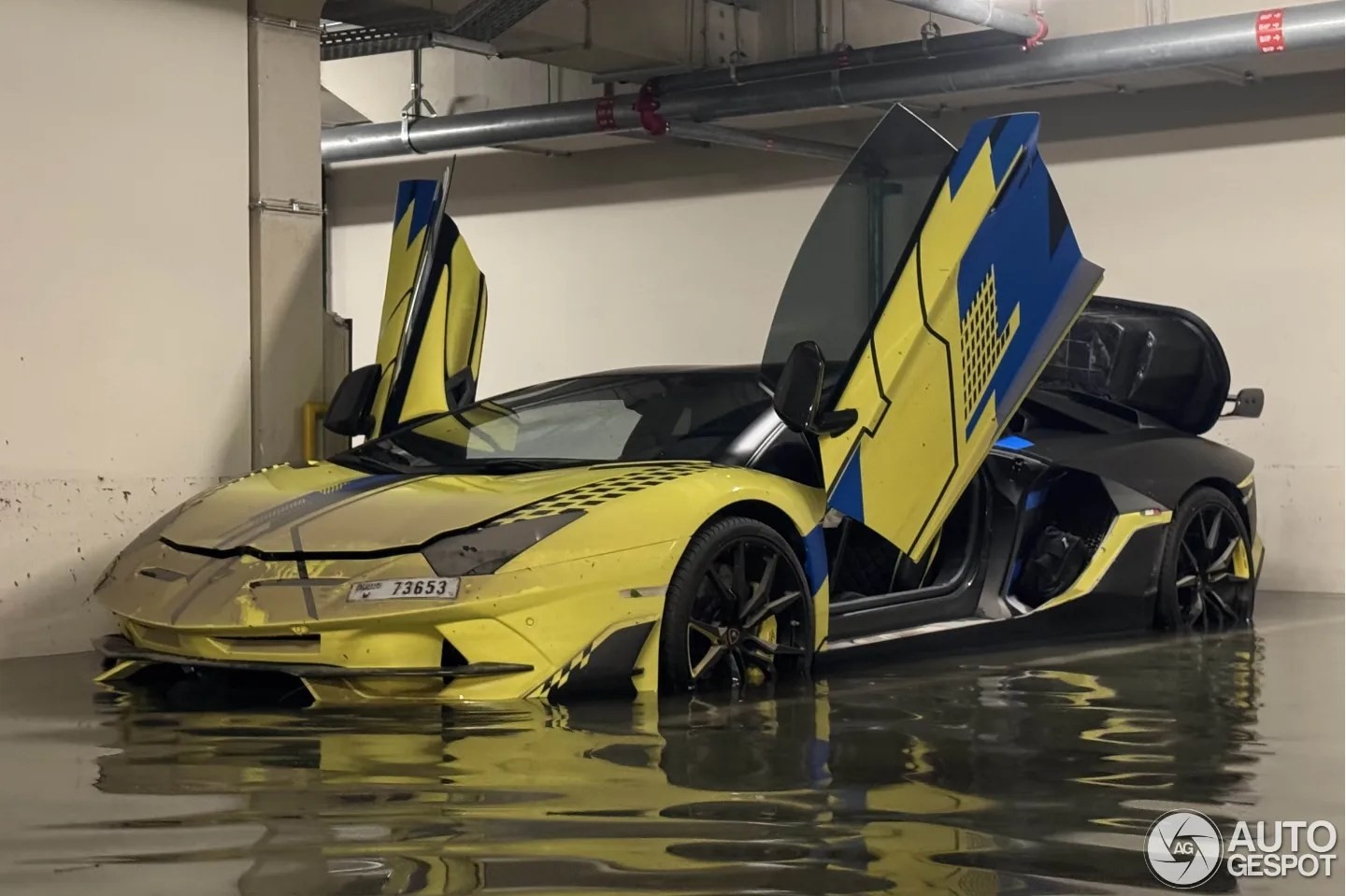 Nhiều xe sang ngập nước trong cơn lũ lịch sử ở Dubai, UAE Nhiều xe sang ngập nước trong cơn lũ lịch sử ở Dubai, UAE