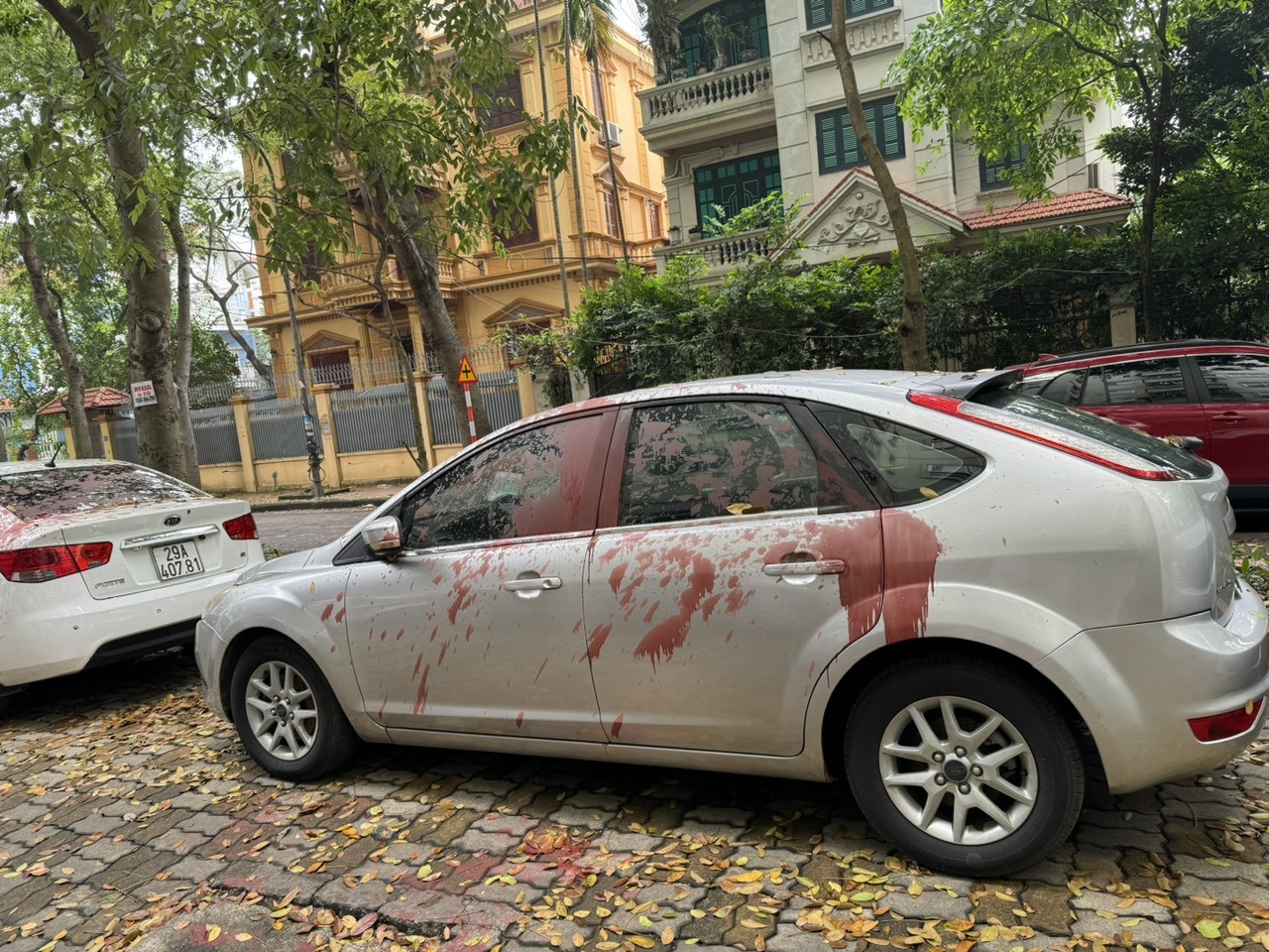 Hàng loạt xe tạt sơn đỏ trong đêm tại chung cư: Vì bị ép nộp phí trông xe? Hàng loạt xe tạt sơn đỏ trong đêm tại chung cư: Vì bị ép nộp phí trông xe?