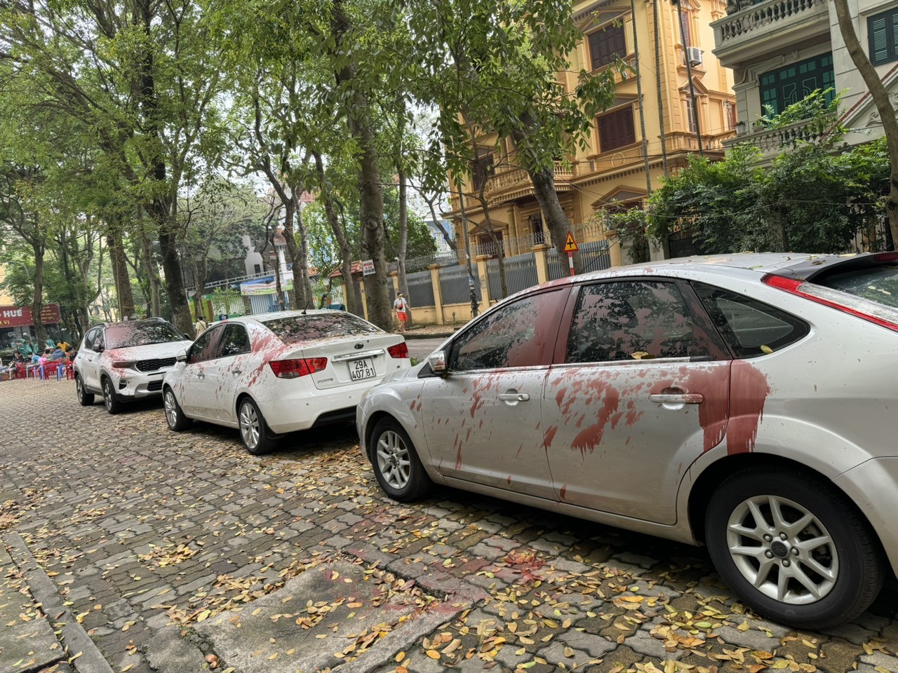 Đã bắt được các đối tượng tạt sơn đỏ lên xe đỗ tại chung cư ở Hà Nội Đã bắt được các đối tượng tạt sơn đỏ lên xe đỗ tại chung cư ở Hà Nội